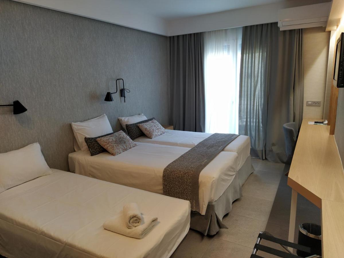 Zweibettzimmer mit Zustellbett auf Rollen und Bergblick