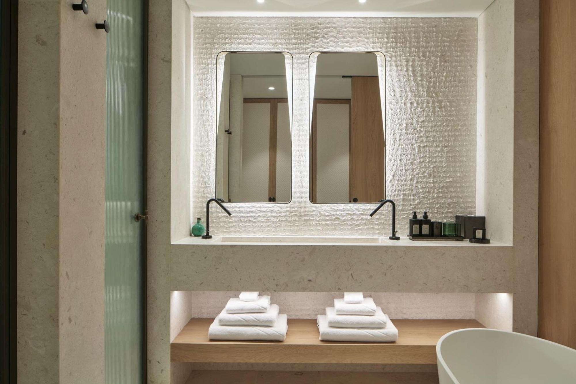 Escape Agora Bayfront Infinity 1 Bedroom Suite 1 King Sea View