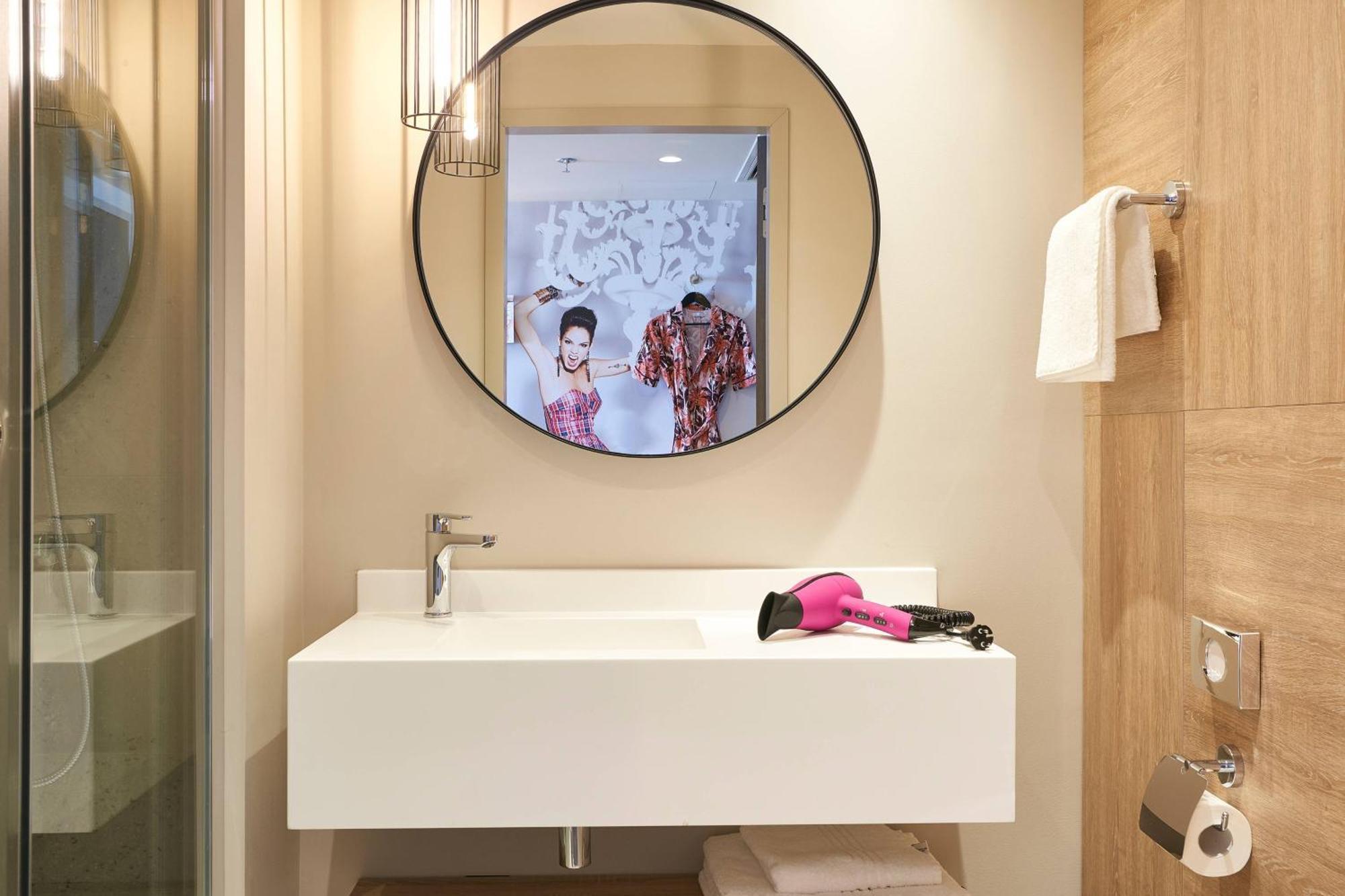 Moxy Queen Standard Guest room 1 Queen