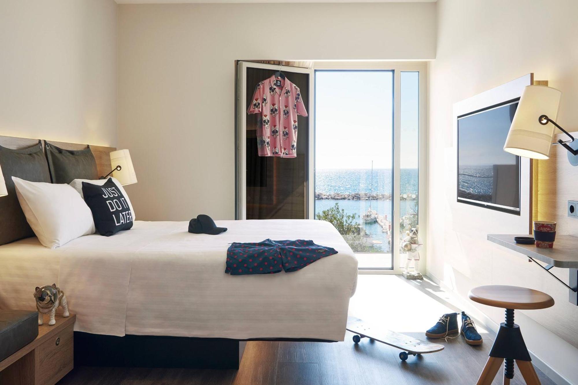 Moxy Queen Sea View Guest room 1 Queen Sea view Balcony