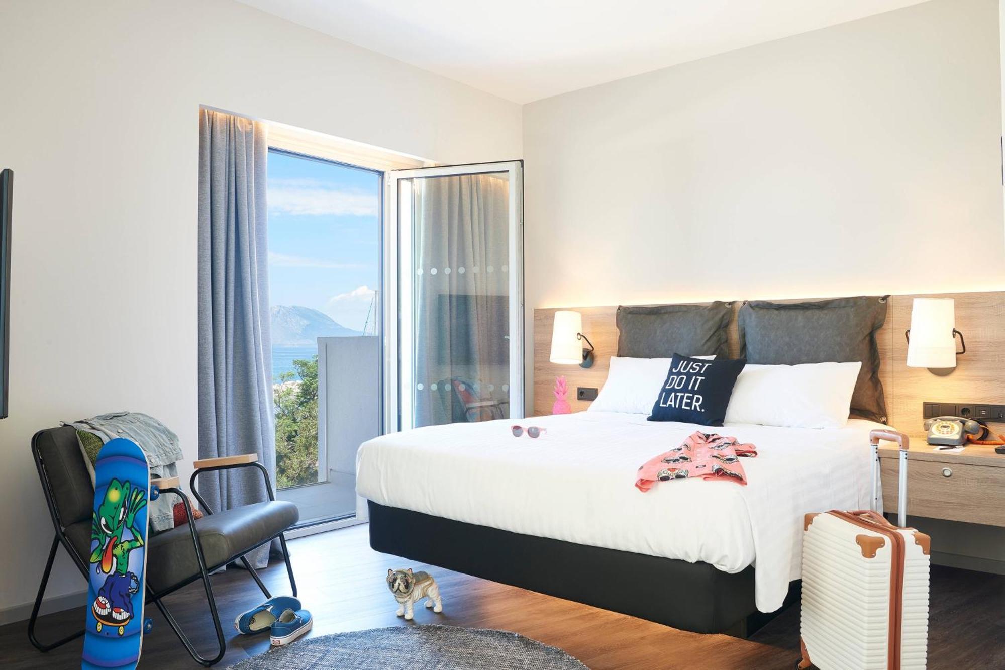 Moxy Queen Pool View Guest room 1 Queen Pool view