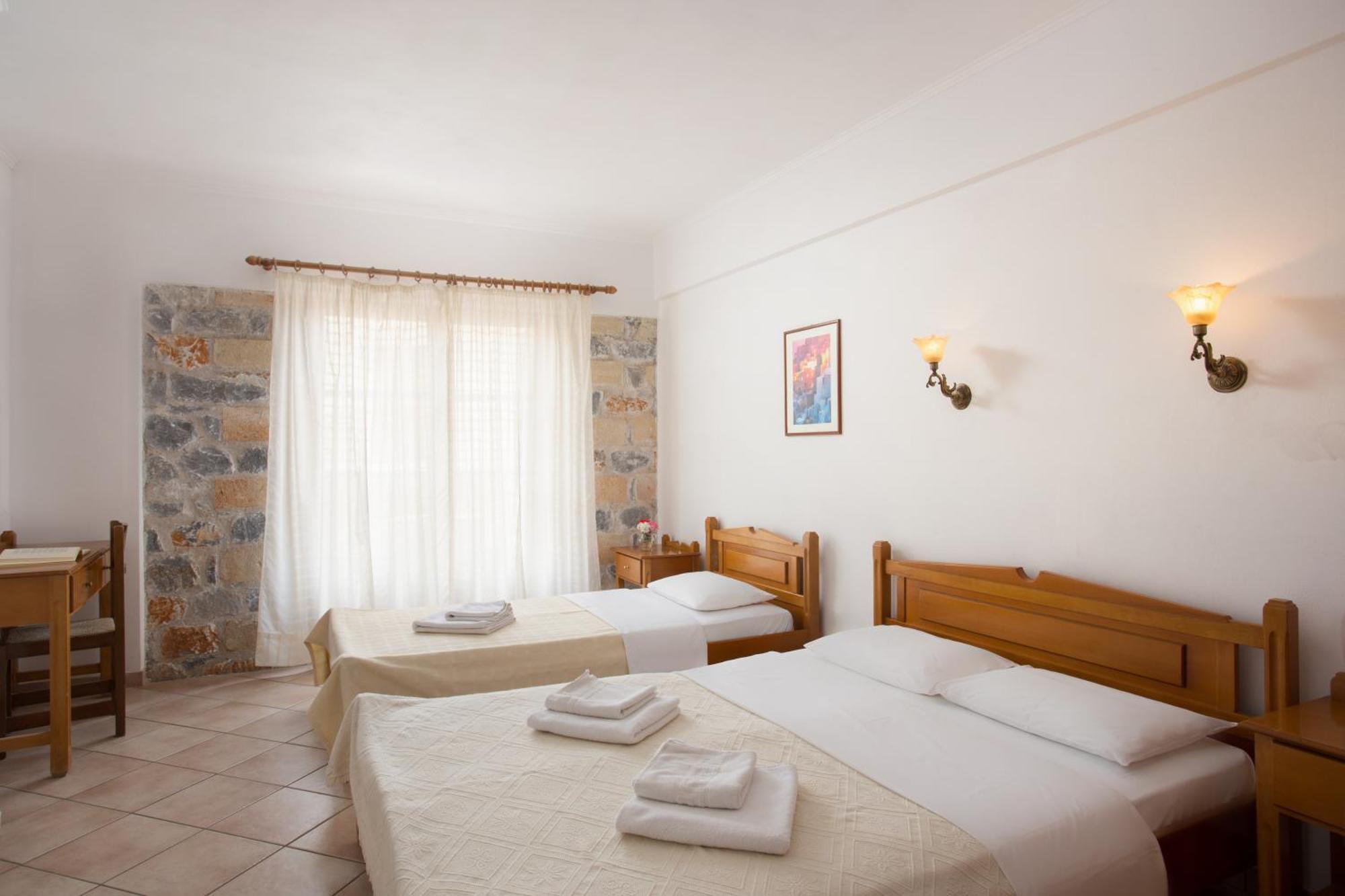 Chambre Triple - Vue Partielle sur Mer