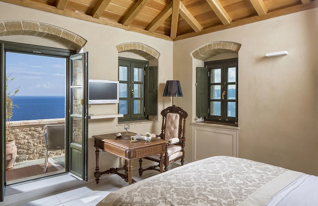 Moni Emvasis Luxury Suites-1