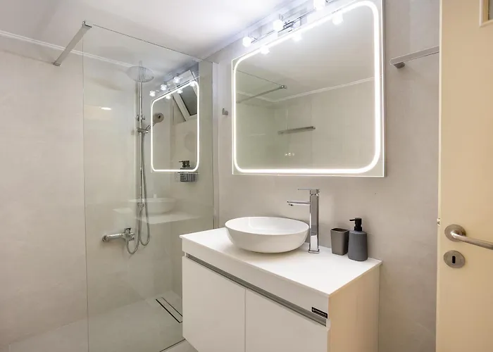 Elegant Garden Apartment Walk To Kalamata Center 2Br